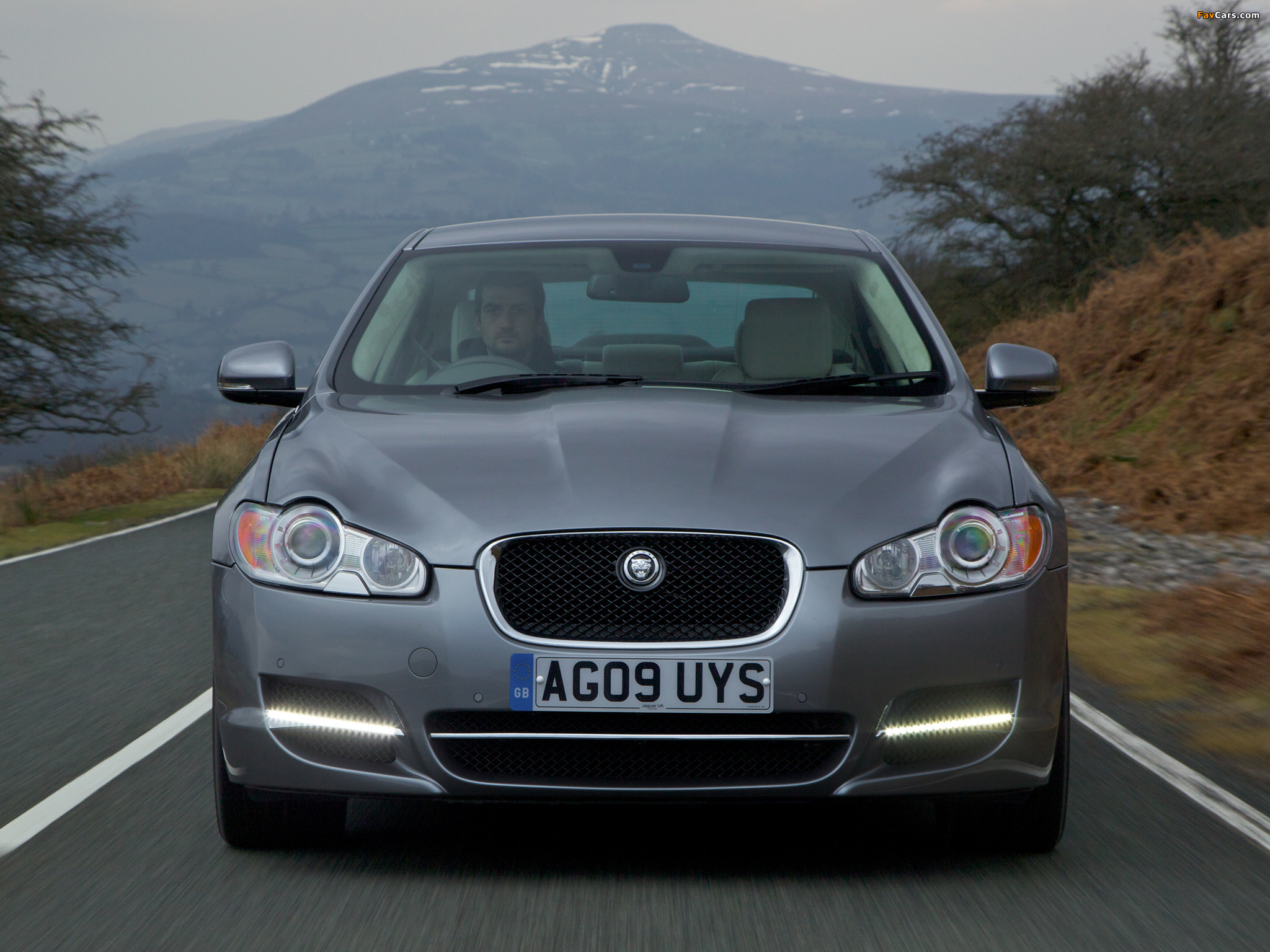 Jaguar XF Diesel S Option Pack UK-spec 2010–11 wallpapers (2048 x 1536)