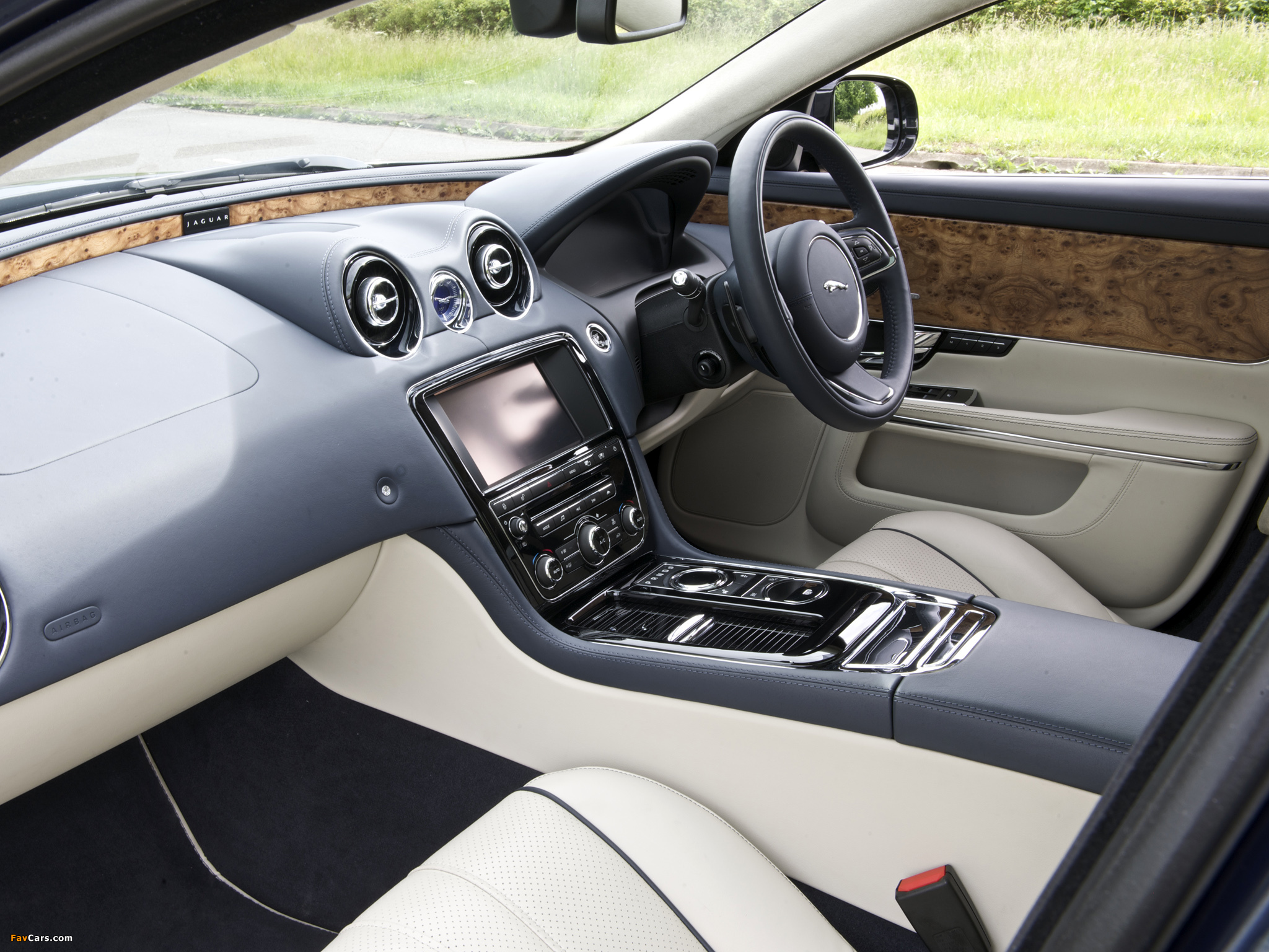Images of Jaguar XJL UK-spec (X351) 2010 (2048 x 1536)