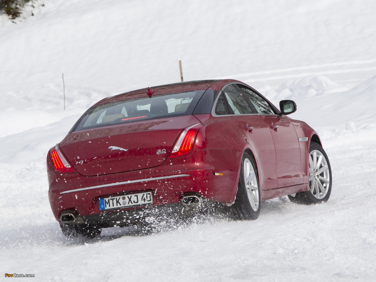 Images of Jaguar XJ AWD (X351) 2012 (1280 x 960)