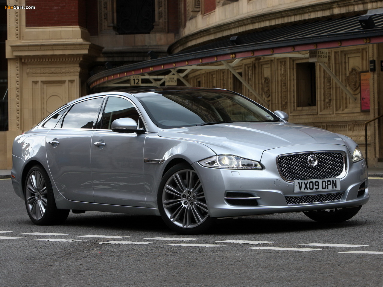 Jaguar XJL UK-spec (X351) 2010 photos (1280 x 960)