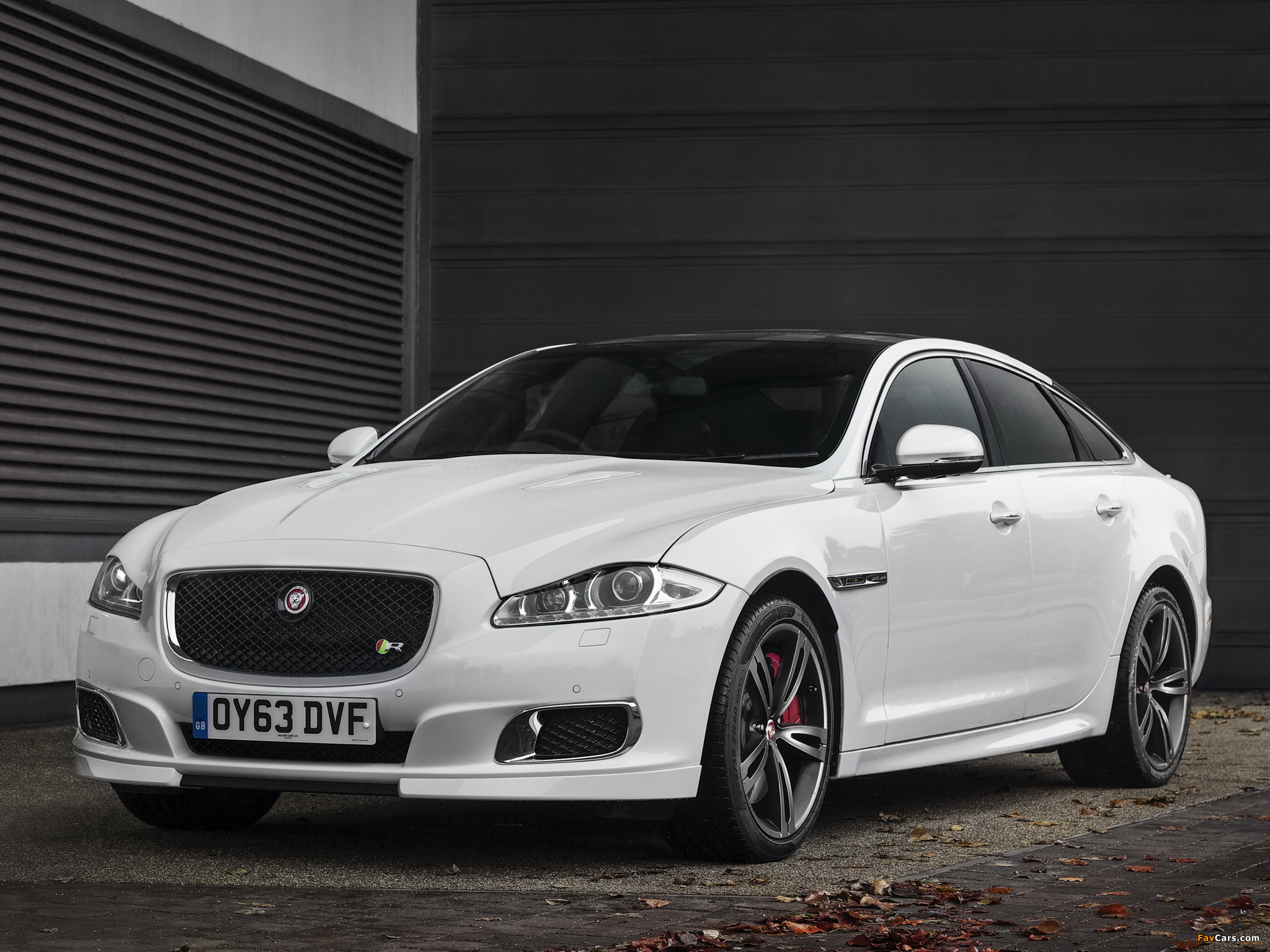 Photos of Jaguar XJR UK-spec 2013 (2048 x 1536)