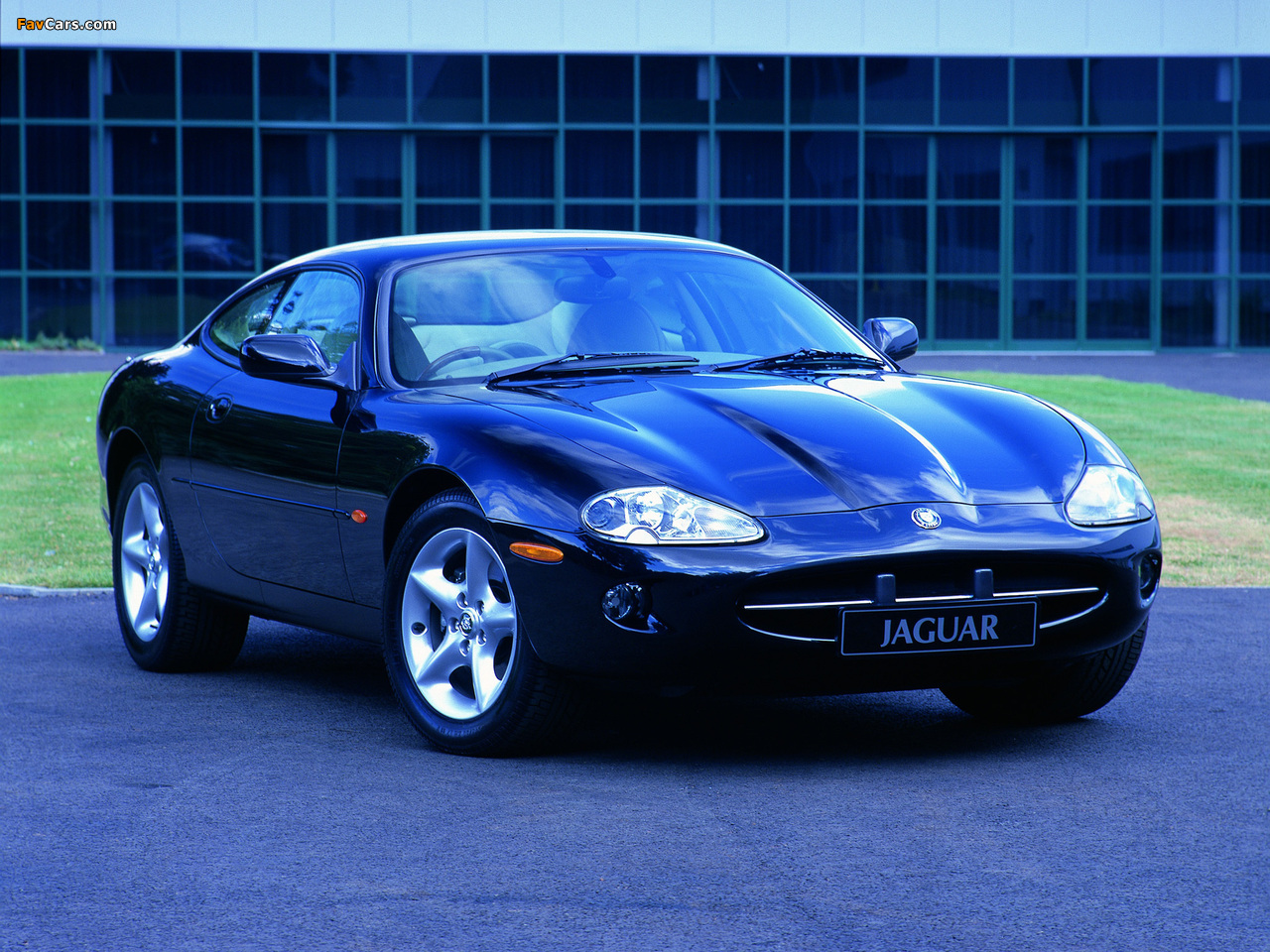Images of Jaguar XK8 Coupe 1996–2002 (1280 x 960)