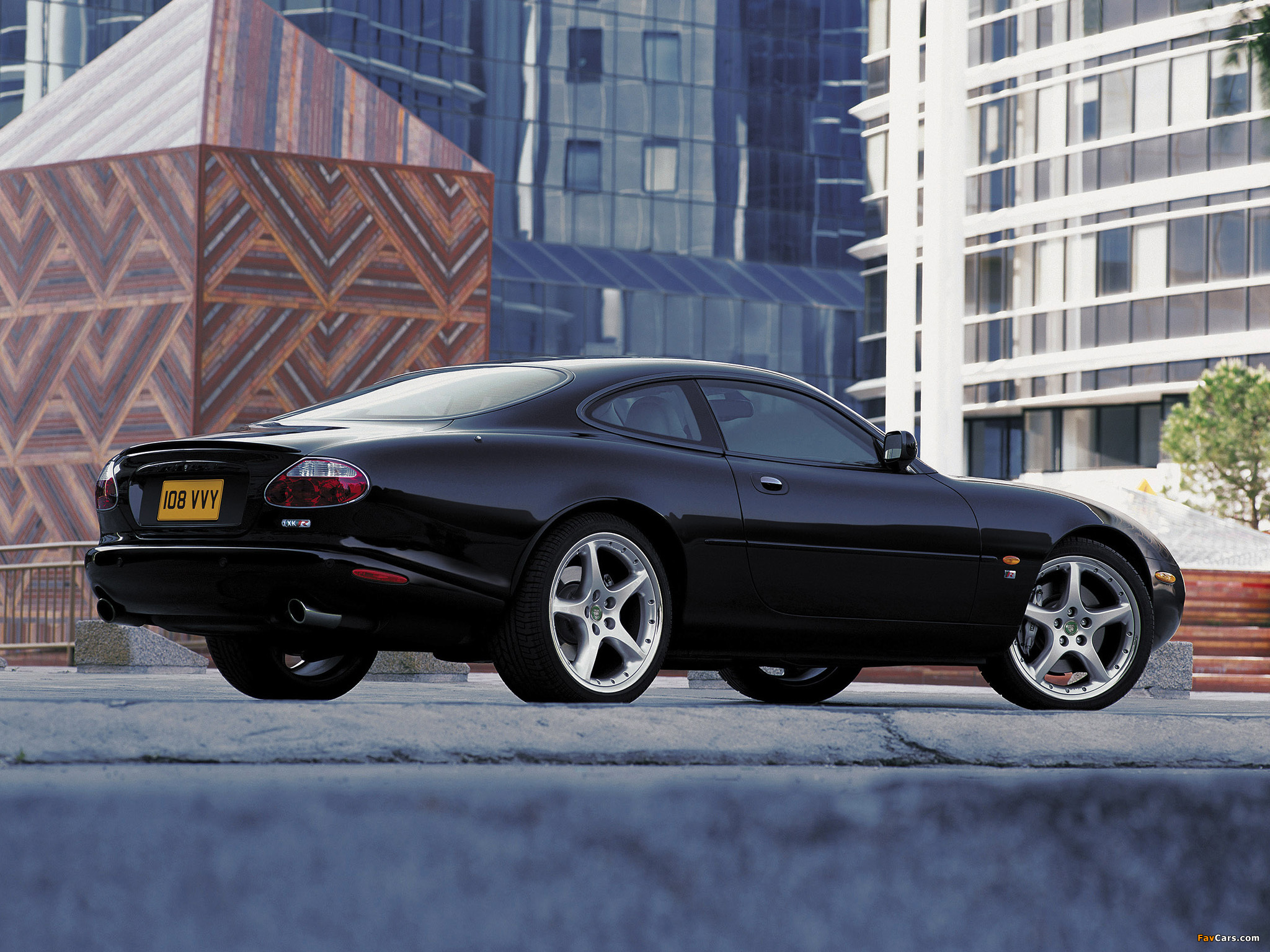 Images of Jaguar XKR Coupe 2003–04 (2048 x 1536)