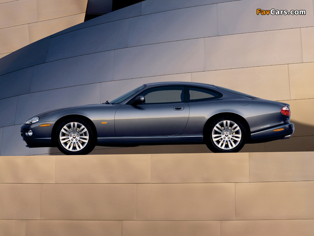 Images of Jaguar XK8 Coupe 2004–06 (640 x 480)