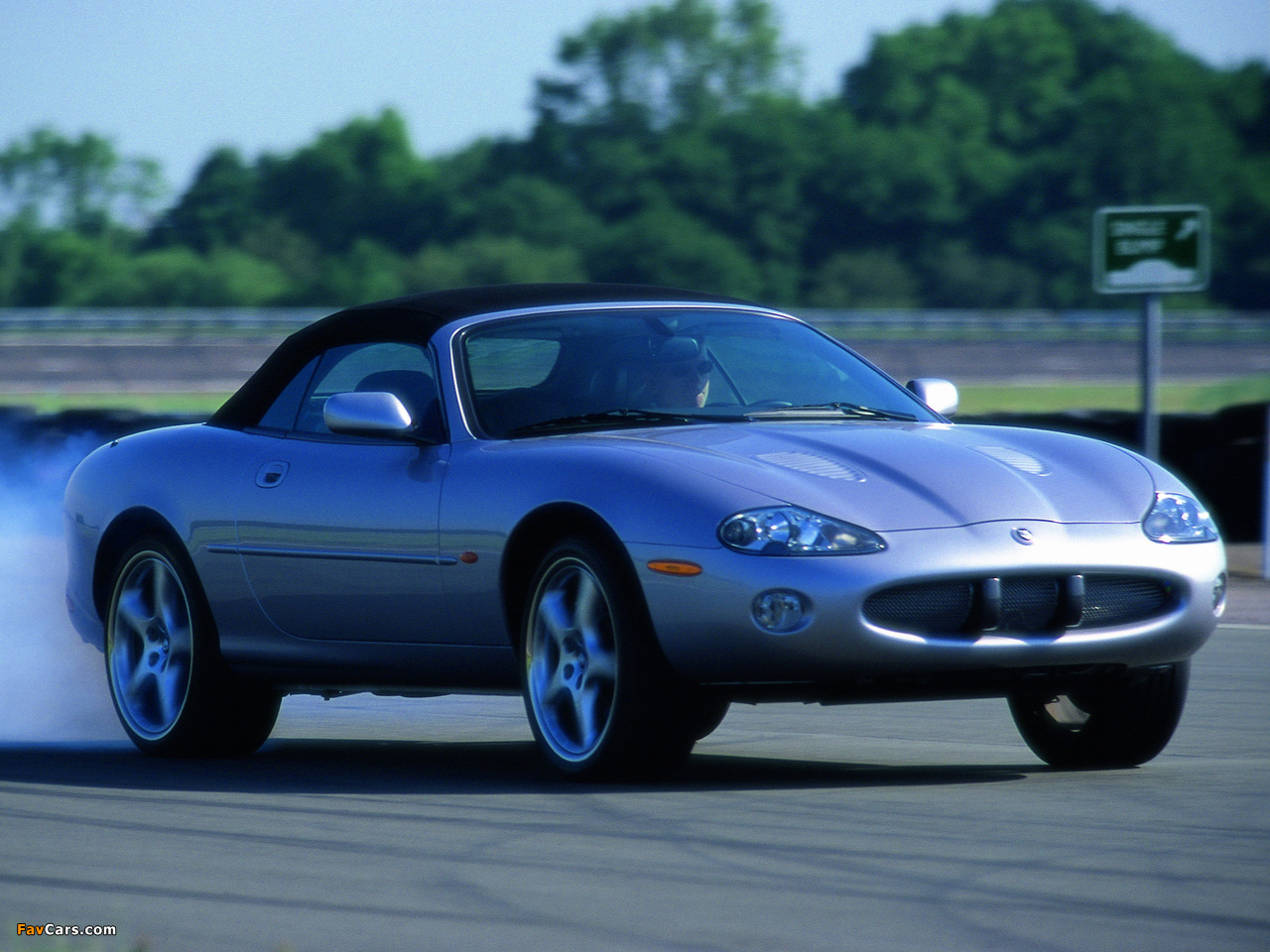 Jaguar XKR Silverstone Convertible 2001 photos (1280 x 960)