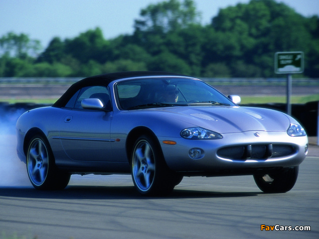 Jaguar XKR Silverstone Convertible 2001 photos (640 x 480)