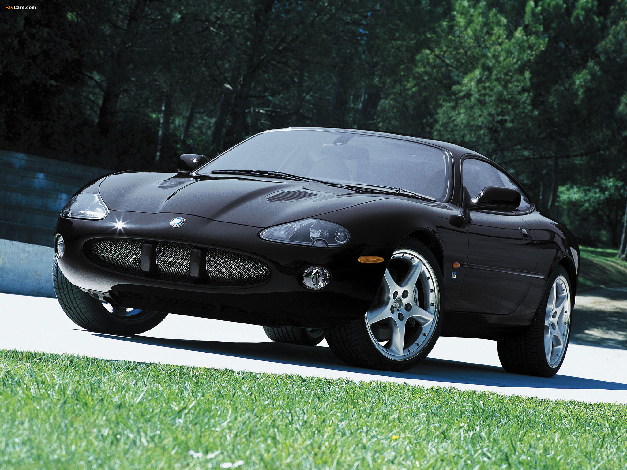 Jaguar XKR Coupe 2003–04 photos (2048 x 1536)