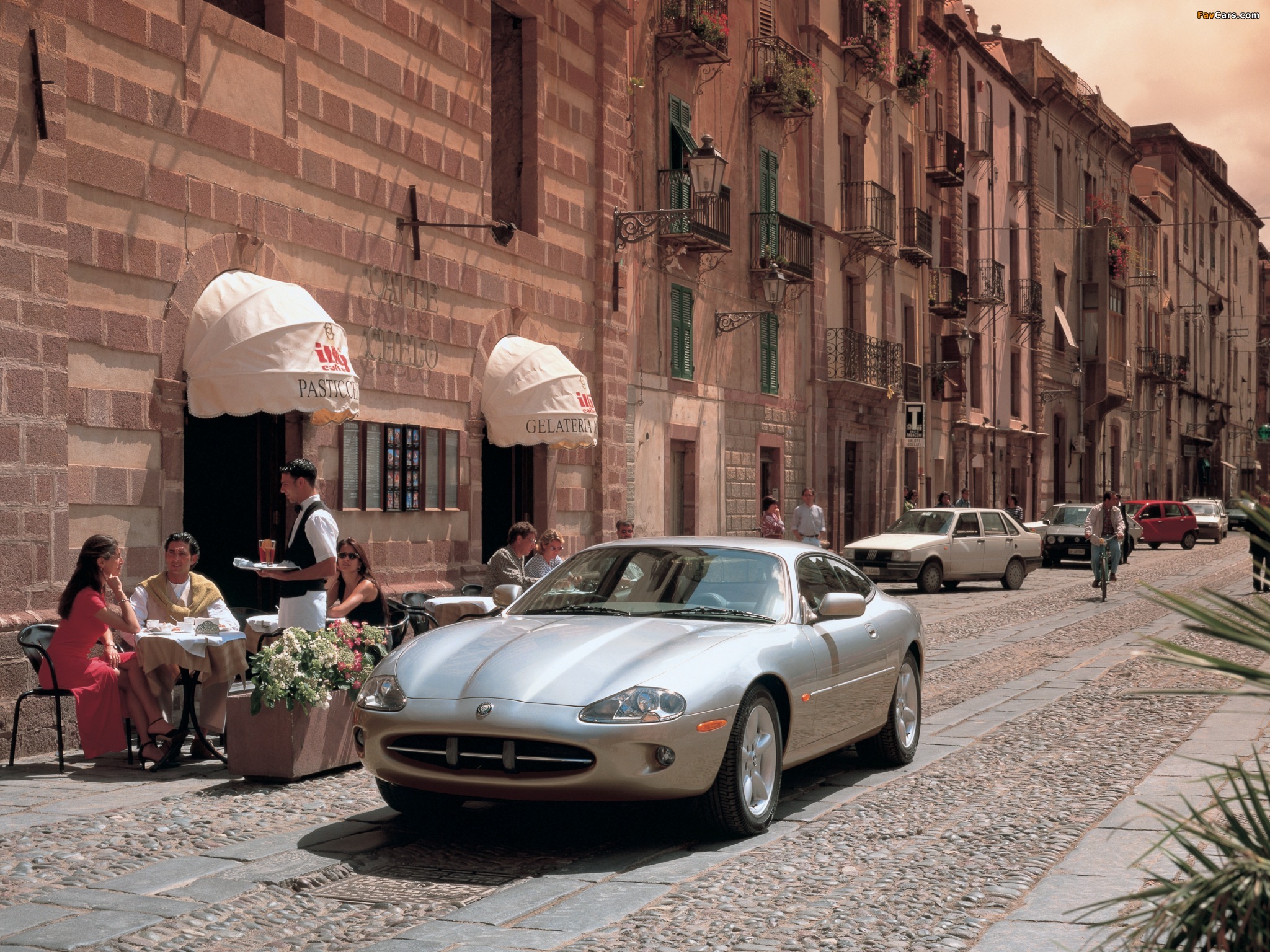 Pictures of Jaguar XK8 Coupe 2003–04 (2048 x 1536)