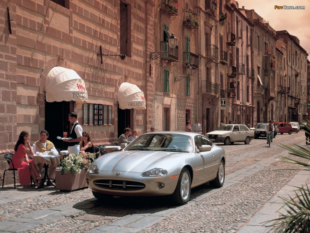 Pictures of Jaguar XK8 Coupe 2003–04 (1024 x 768)