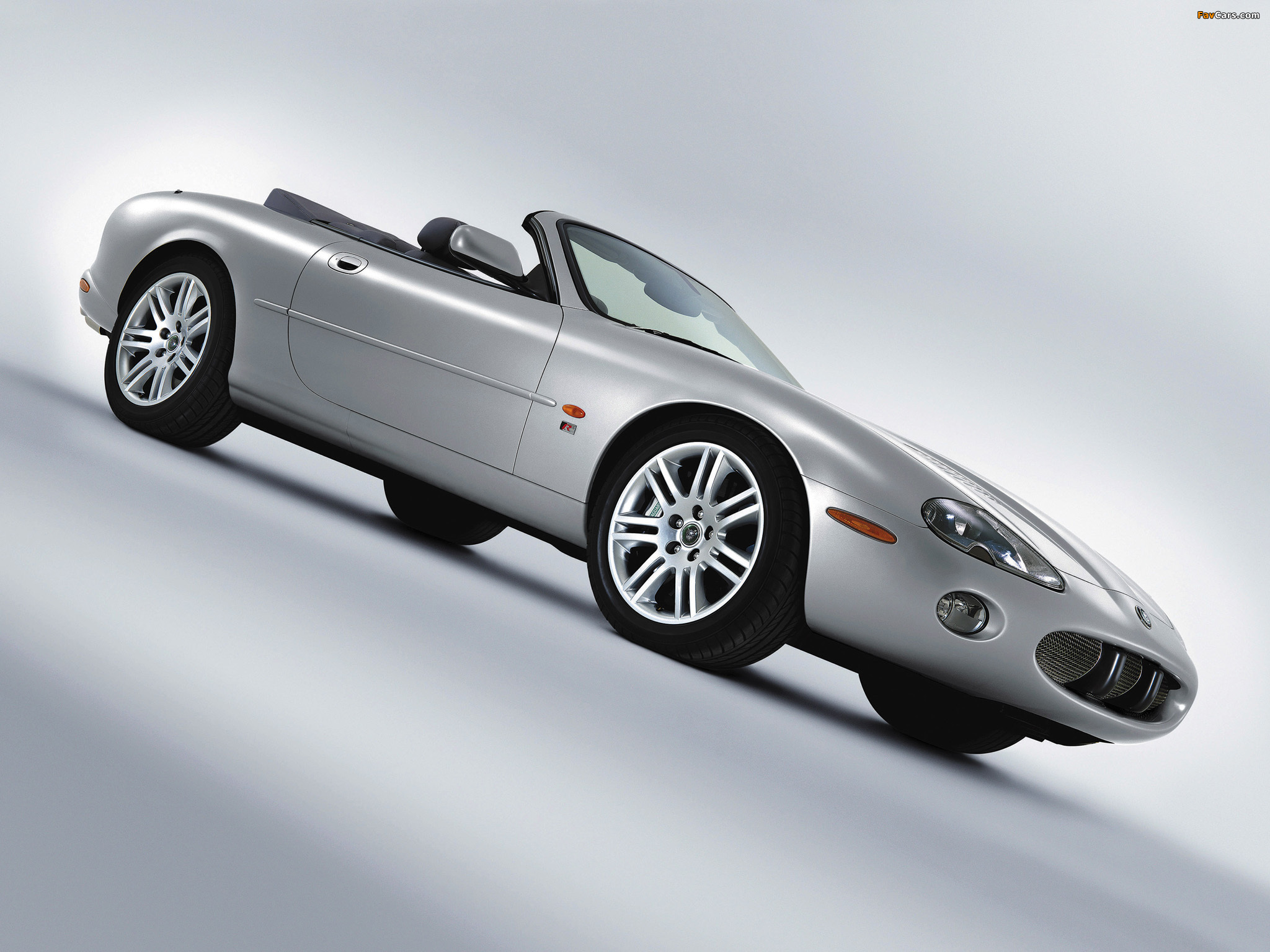 Pictures of Jaguar XKR Convertible 2003–04 (2048 x 1536)