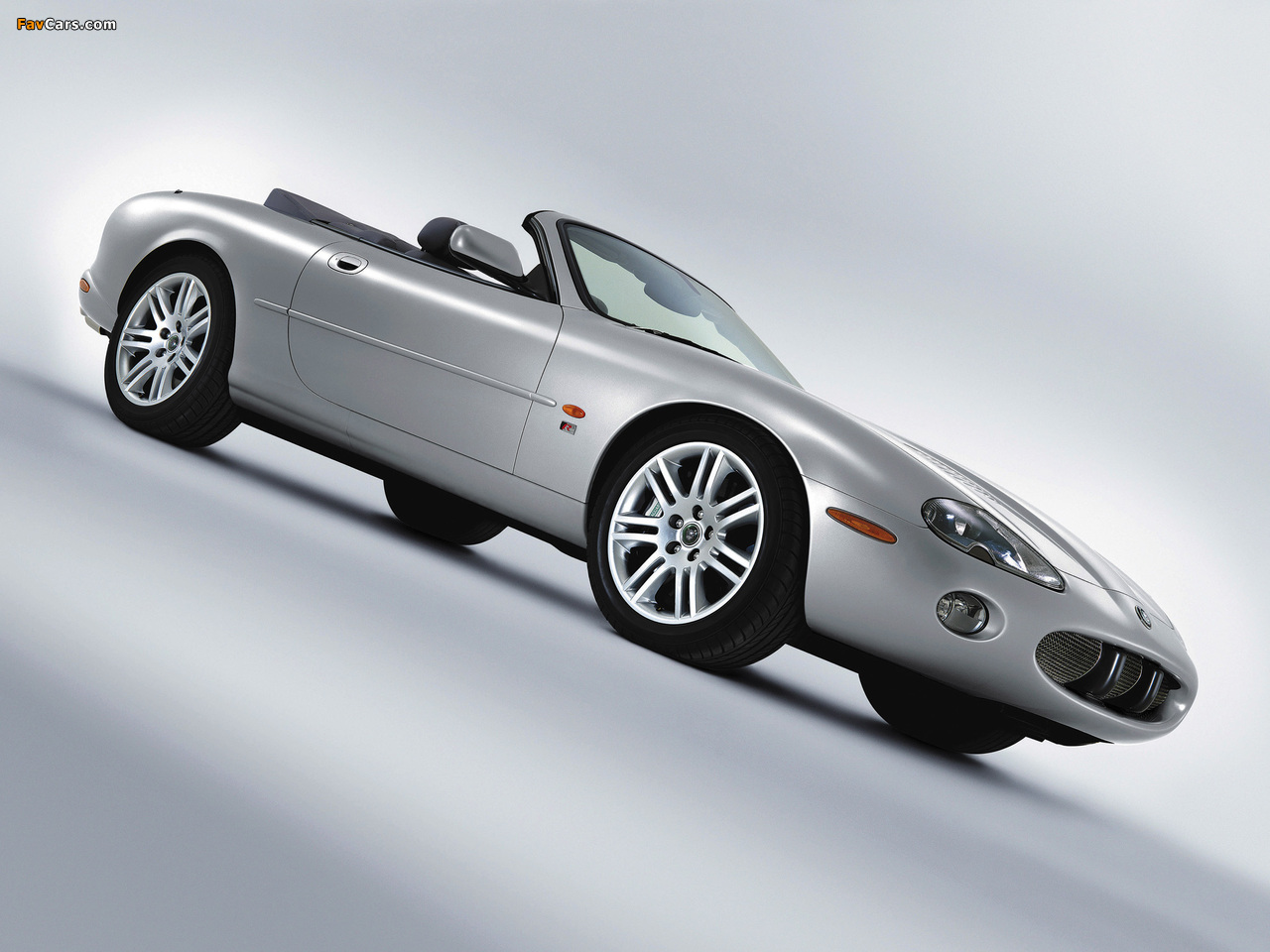 Pictures of Jaguar XKR Convertible 2003–04 (1280 x 960)