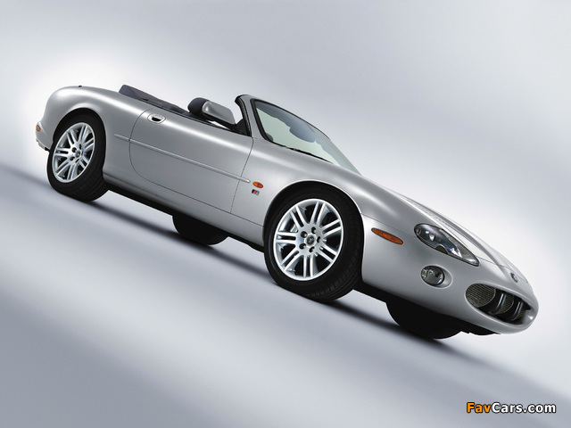 Pictures of Jaguar XKR Convertible 2003–04 (640 x 480)