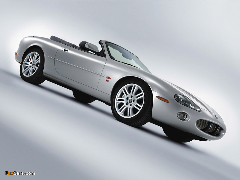 Pictures of Jaguar XKR Convertible 2003–04 (800 x 600)