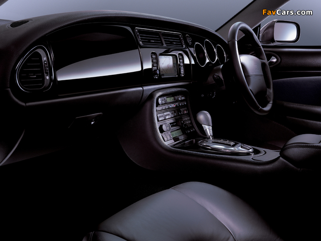 Pictures of Jaguar XKR Coupe 2004–06 (640 x 480)