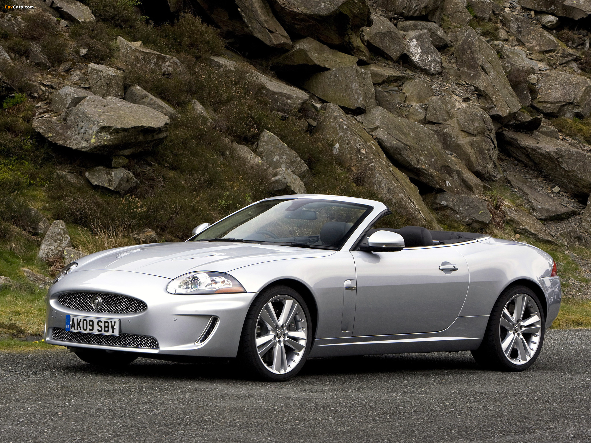 Jaguar XKR Convertible UK-spec 2009–11 wallpapers (2048 x 1536)