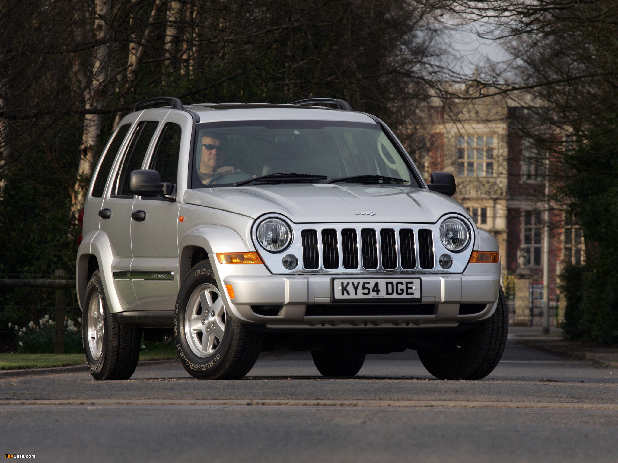 Images of Jeep Cherokee Limited UK-spec (KJ) 2005–07 (2048 x 1536)