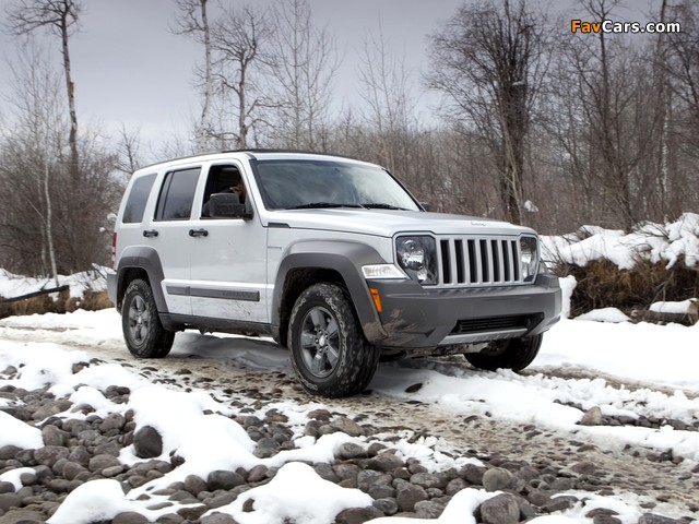 Images of Jeep Liberty Renegade (KK) 2010–11 (640 x 480)