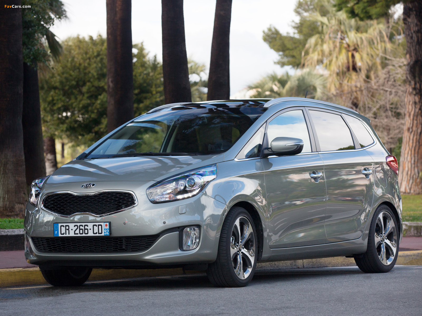 Kia Carens EcoDynamics 2013 wallpapers (1600 x 1200)