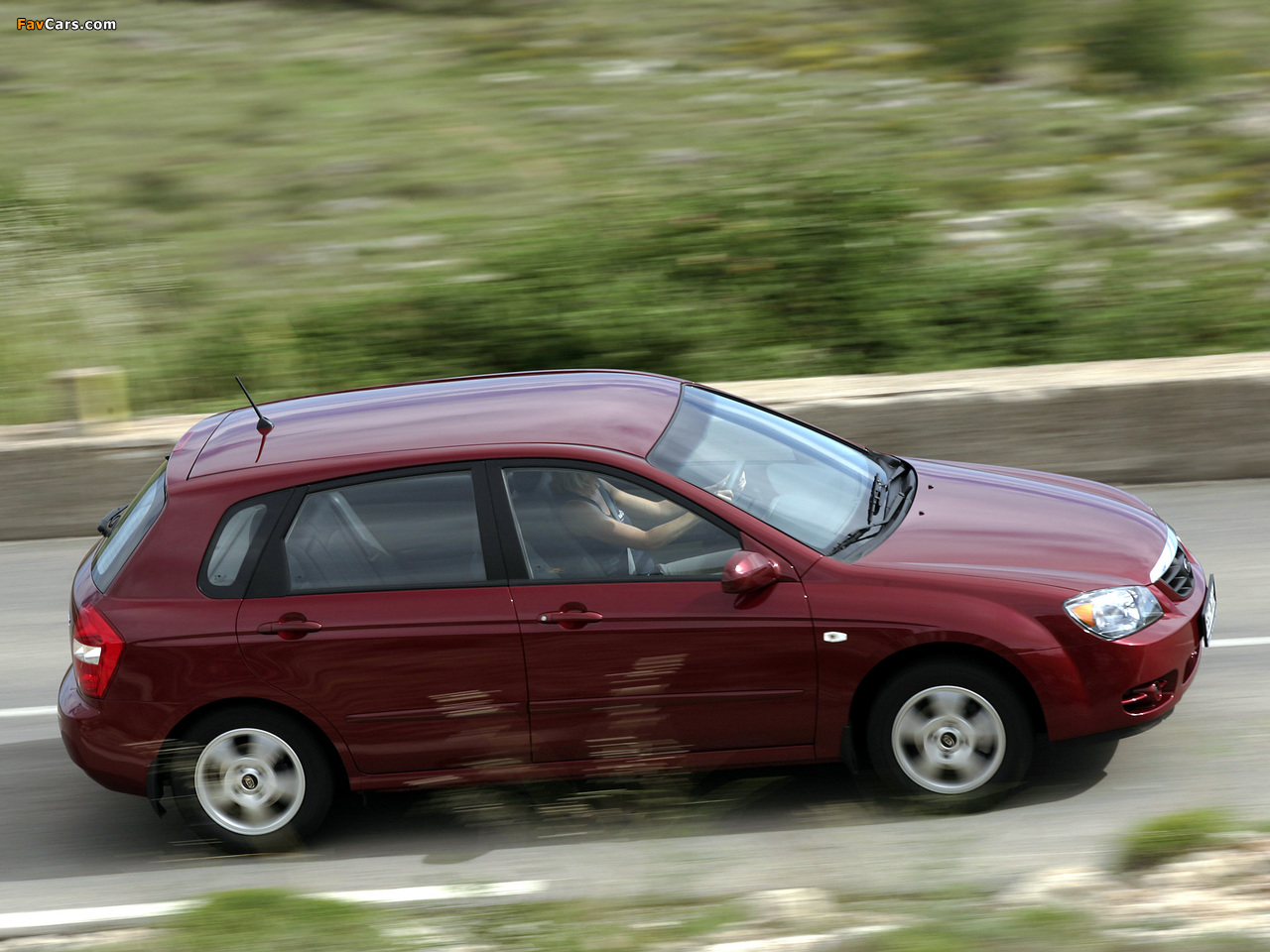 Images of Kia Cerato Hatchback (LD) 2004–07 (1280 x 960)