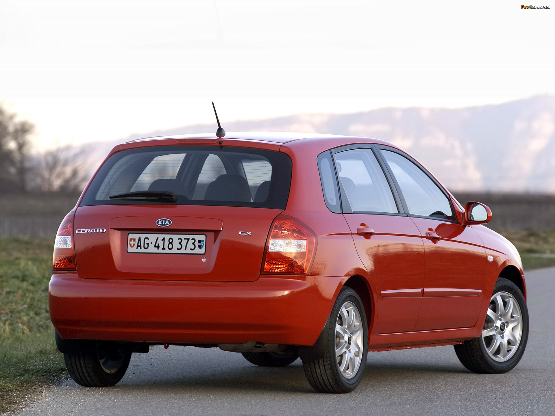 Images of Kia Cerato Hatchback (LD) 2004–07 (1920 x 1440)