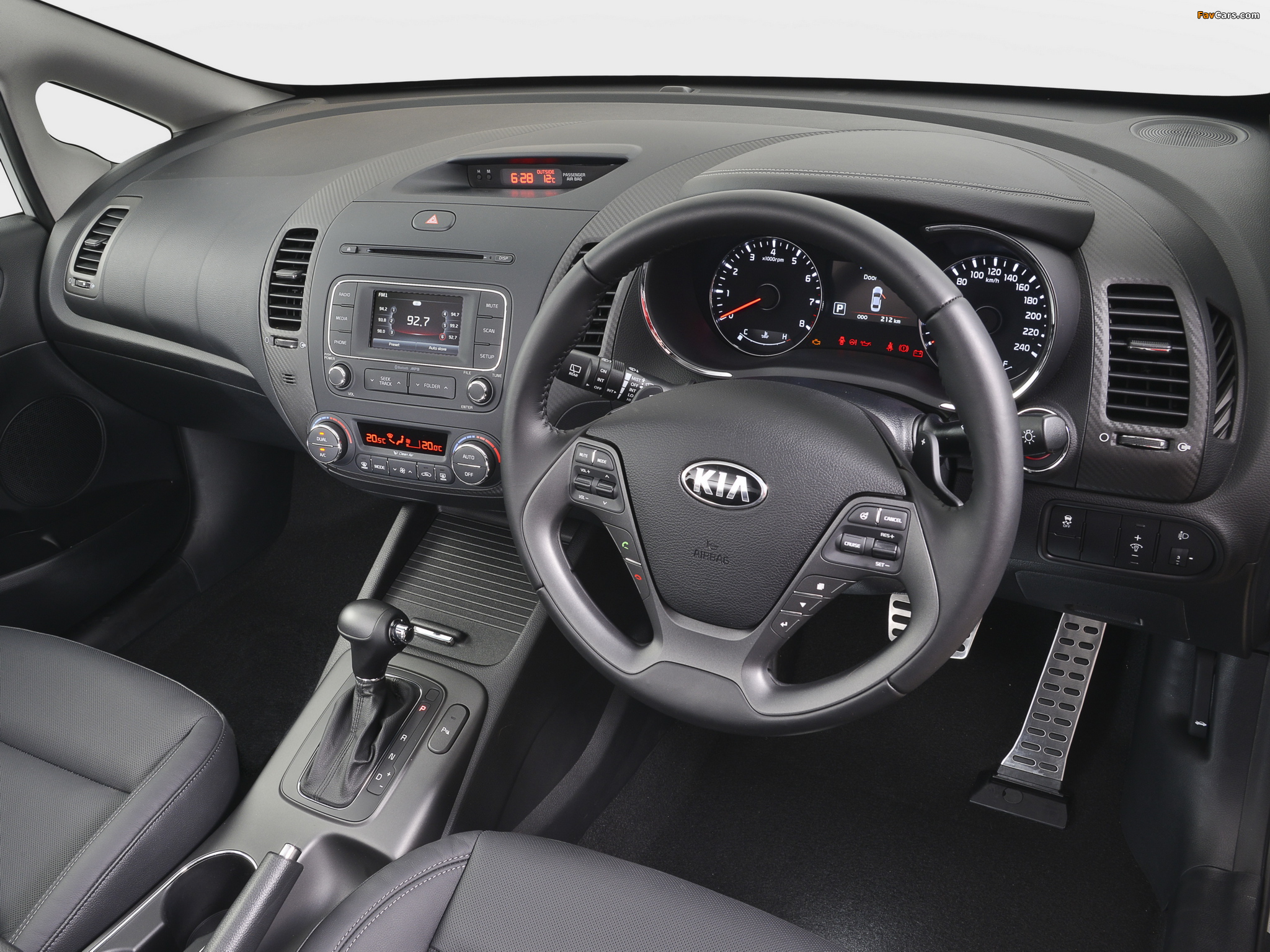 Images of Kia Cerato Hatchback ZA-spec 2013 (2048 x 1536)