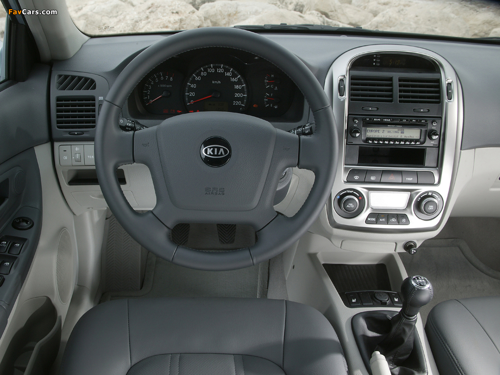 Kia Cerato Hatchback (LD) 2004–07 photos (1024 x 768)
