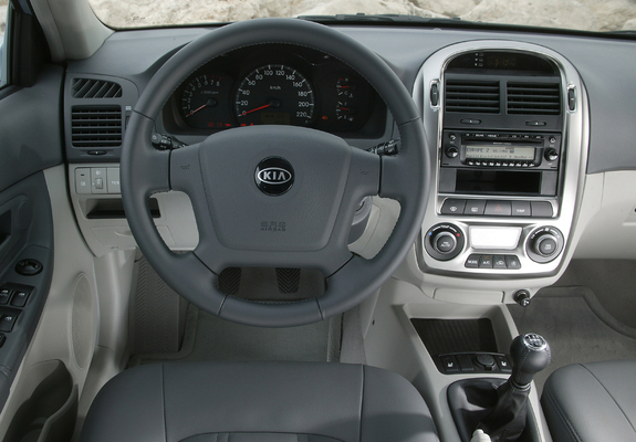 Kia Cerato Hatchback (LD) 2004–07 photos