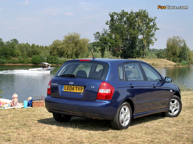 Kia Cerato Hatchback UK-spec (LD) 2004–07 pictures (640 x 480)