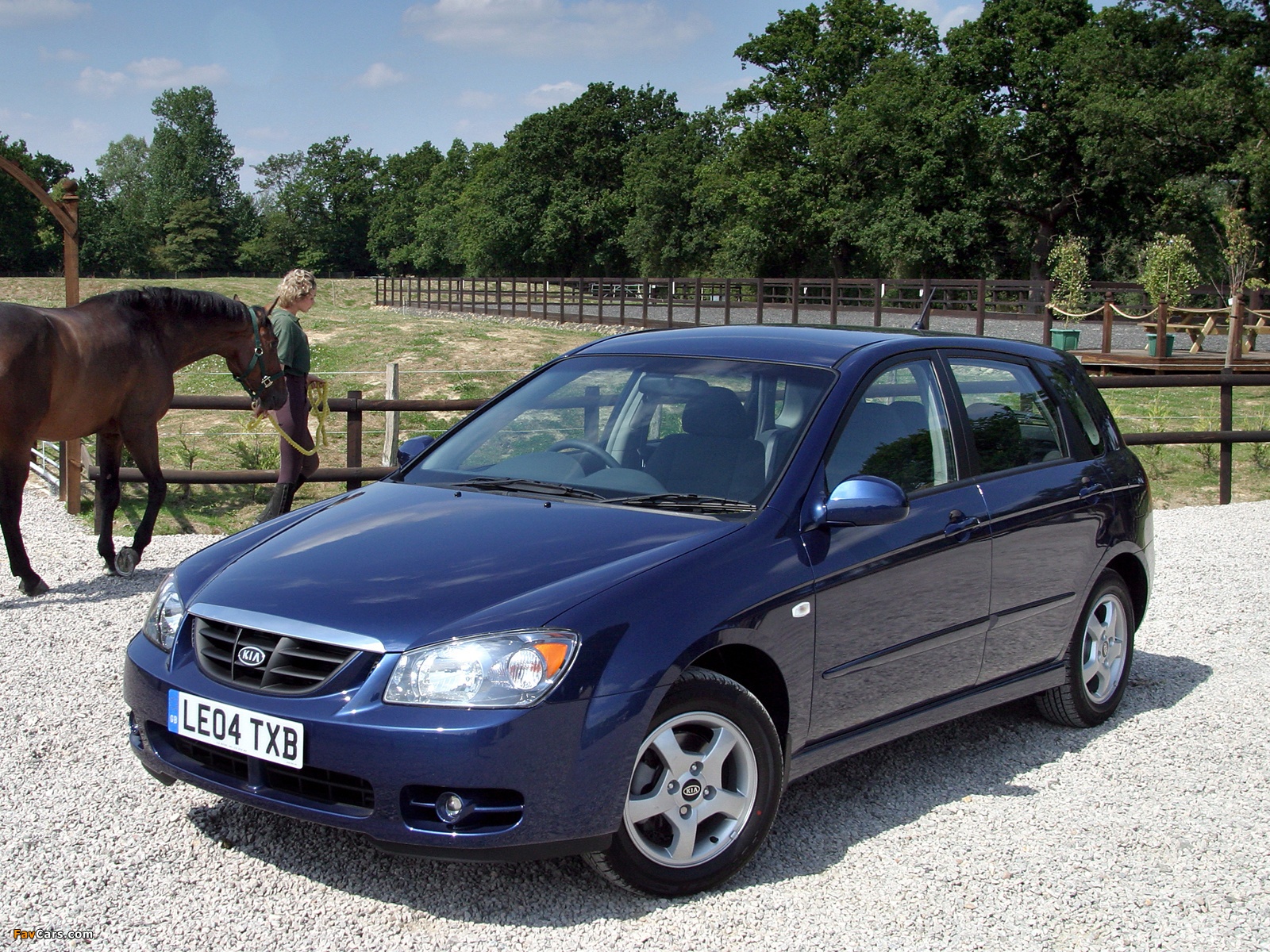 Kia Cerato Hatchback UK-spec (LD) 2004–07 pictures (1600 x 1200)