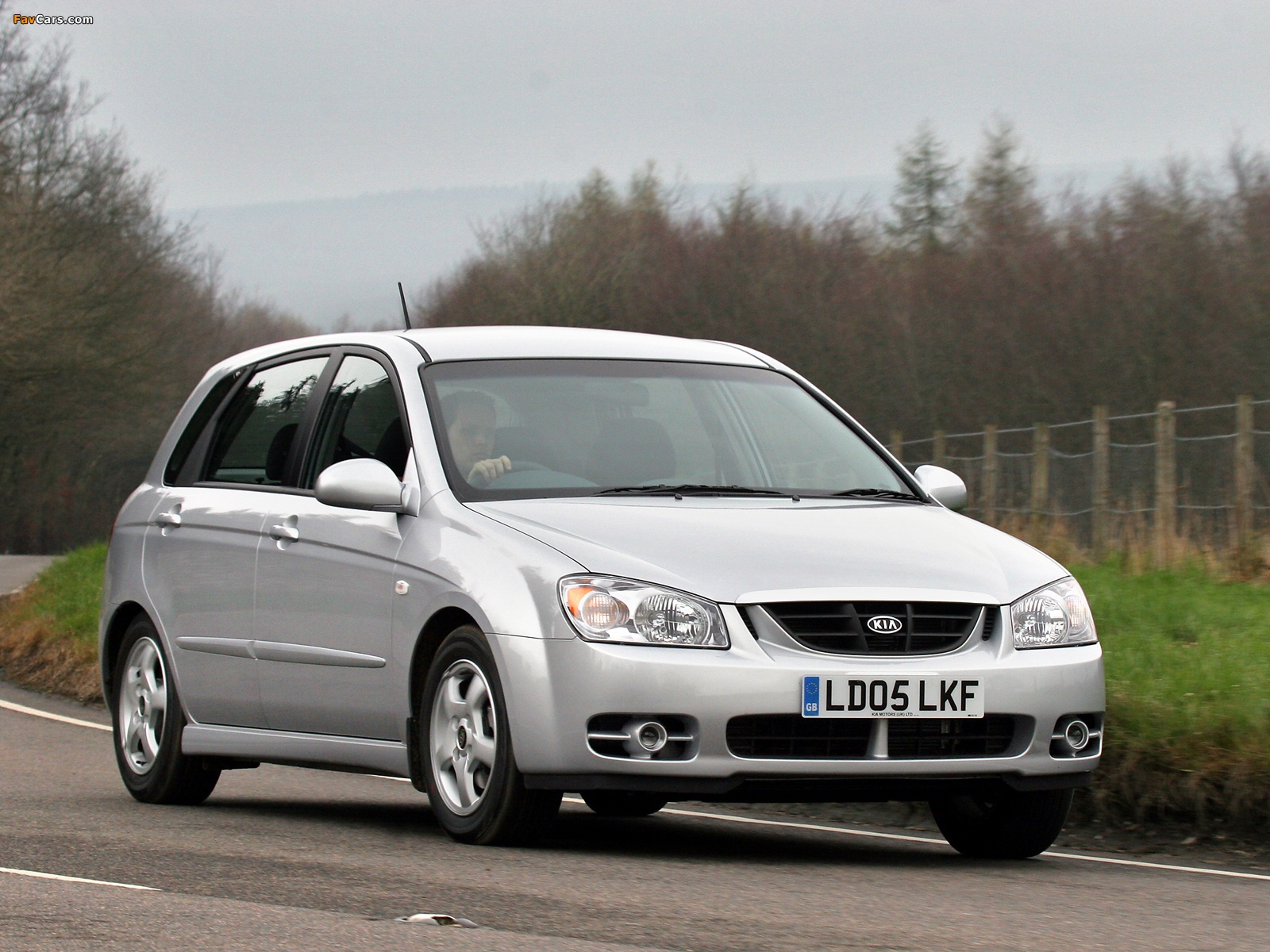 Kia Cerato Hatchback UK-spec (LD) 2004–07 pictures (1600 x 1200)