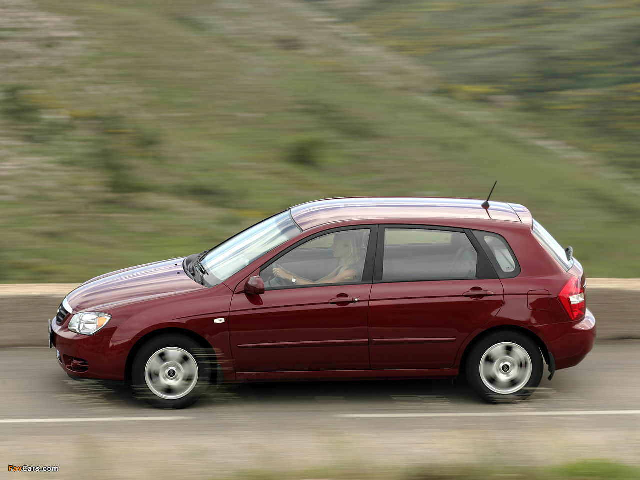 Kia Cerato Hatchback (LD) 2004–07 pictures (1280 x 960)