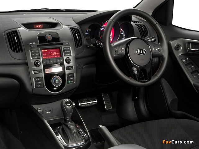 Kia Cerato Hatchback AU-spec (TD) 2012–13 photos (640 x 480)