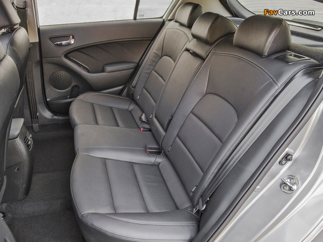 Kia Cerato Hatchback 2013 images (640 x 480)