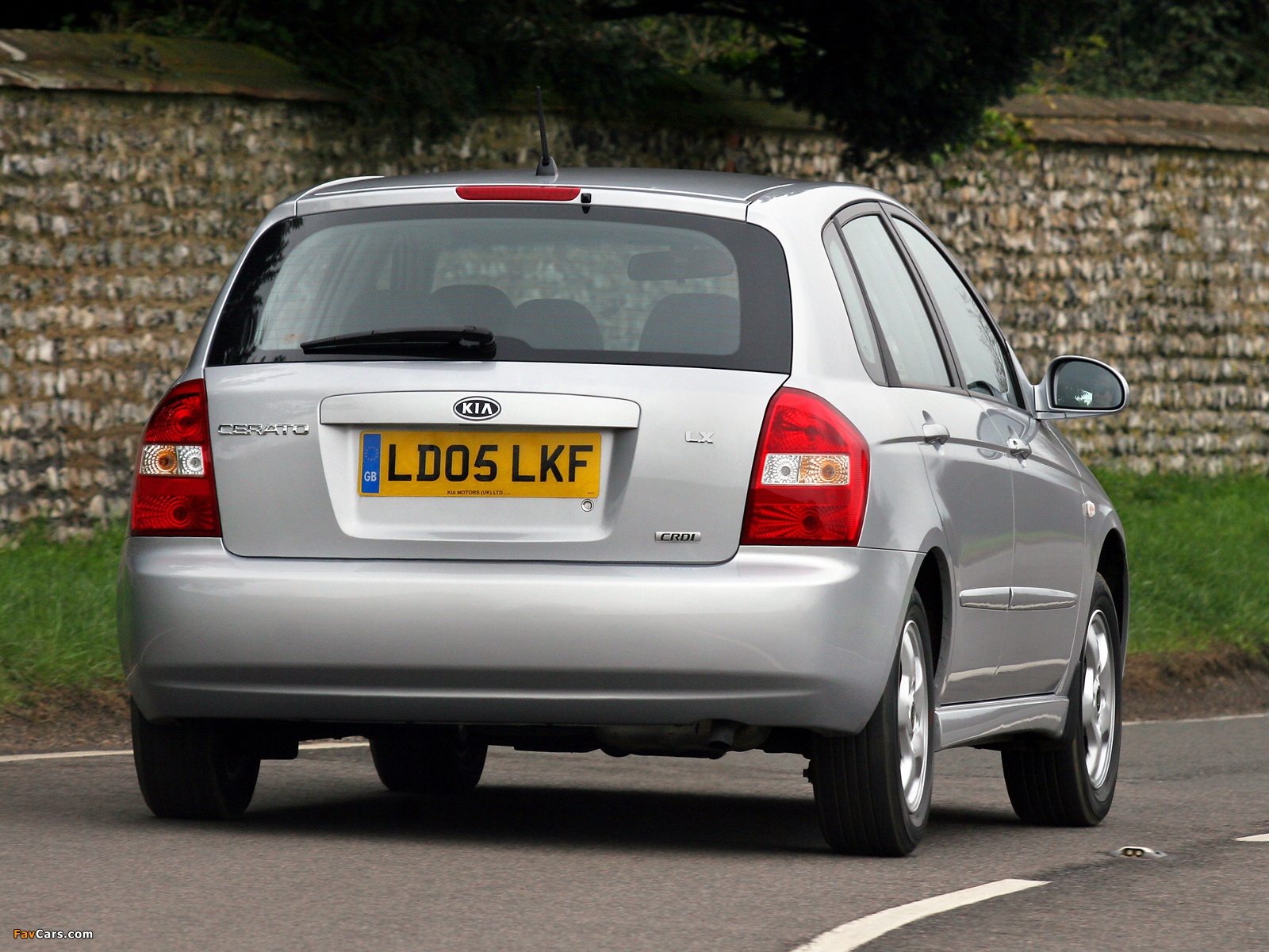 Photos of Kia Cerato Hatchback UK-spec (LD) 2004–07 (1600 x 1200)