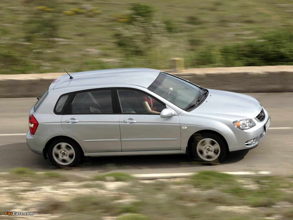 Photos of Kia Cerato Hatchback (LD) 2004–07 (1024 x 768)