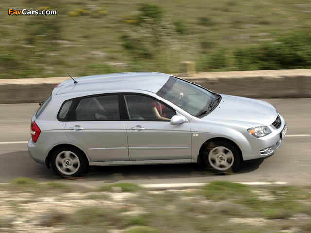Photos of Kia Cerato Hatchback (LD) 2004–07 (640 x 480)