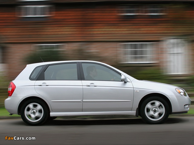 Photos of Kia Cerato Hatchback UK-spec (LD) 2004–07 (640 x 480)