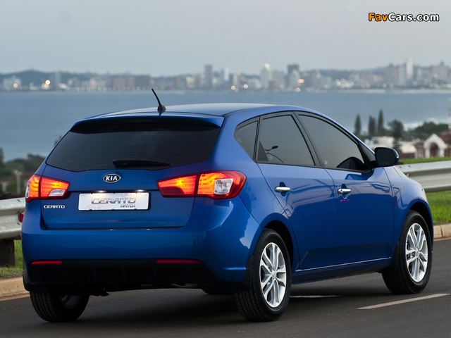 Pictures of Kia Cerato Hatchback ZA-spec (TD) 2010–13 (640 x 480)