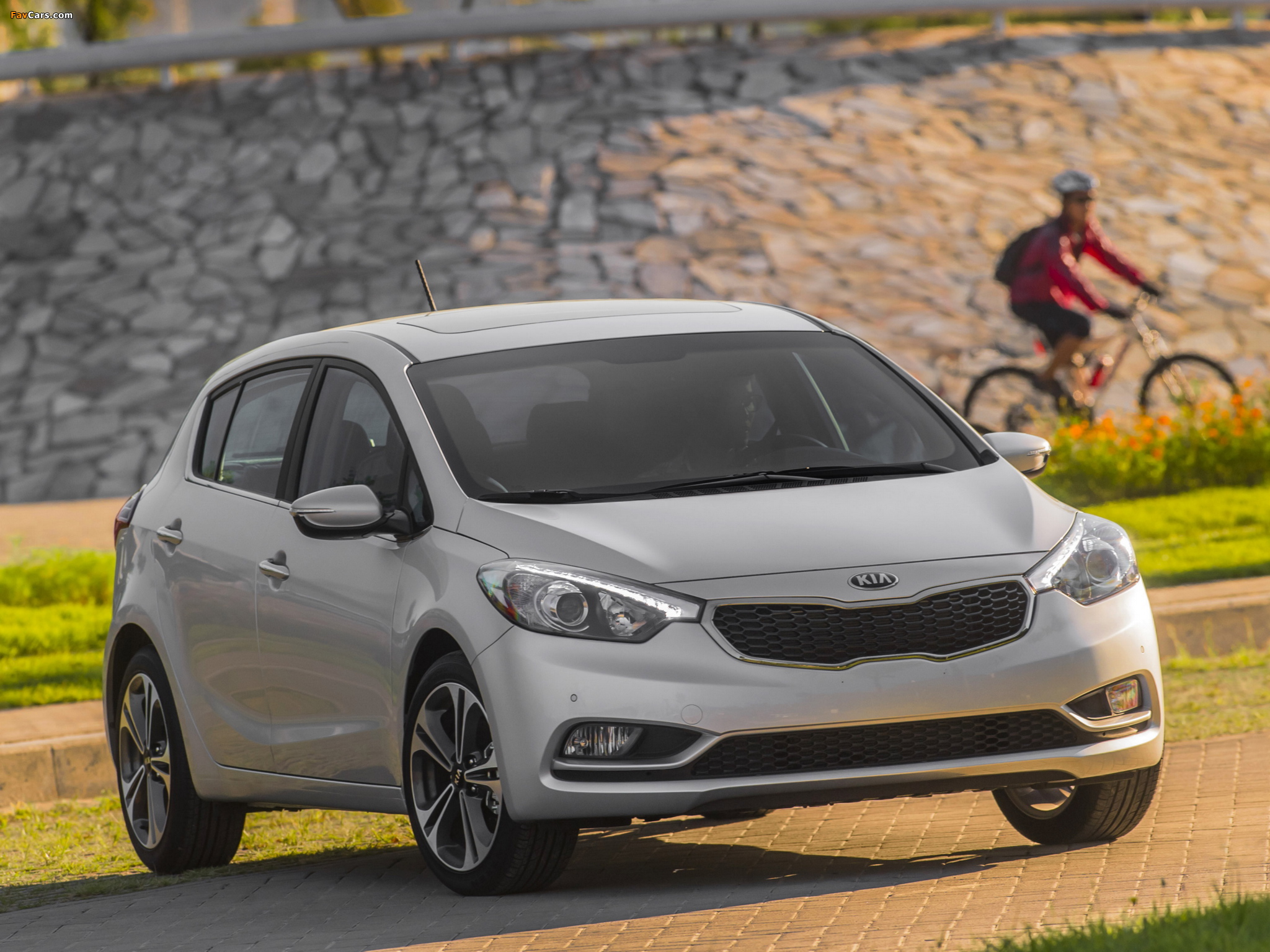 Kia Cerato Hatchback 2013 wallpapers (2048 x 1536)