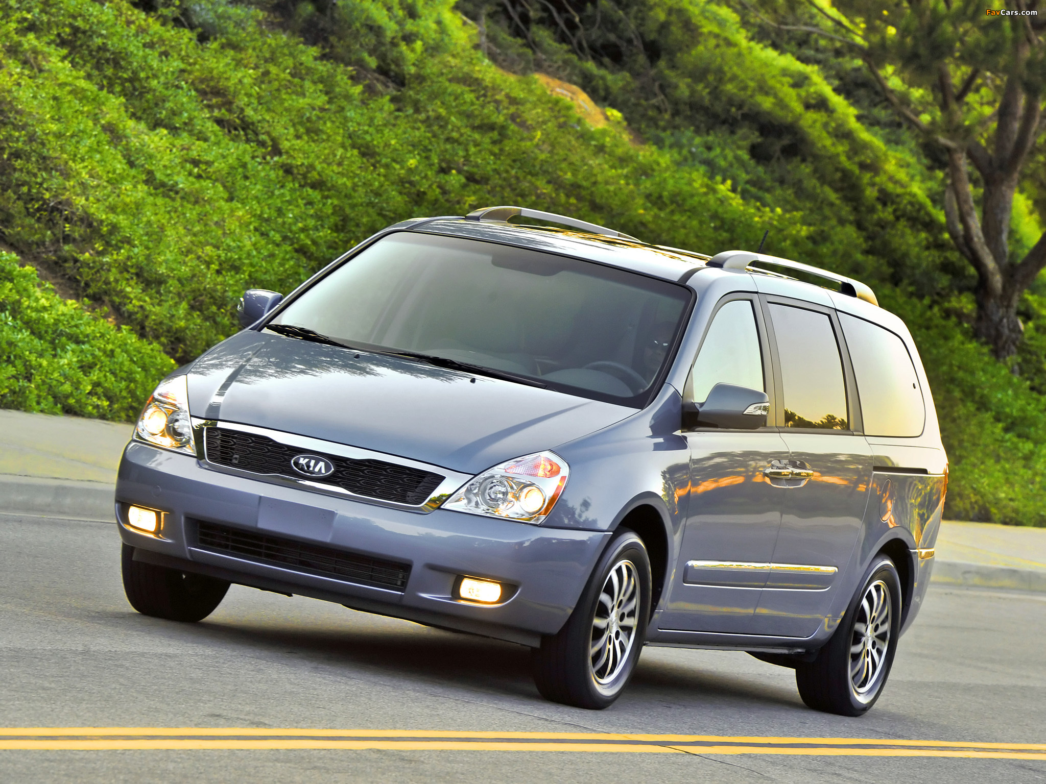 Kia Sedona LWB 2010 wallpapers (2048 x 1536)