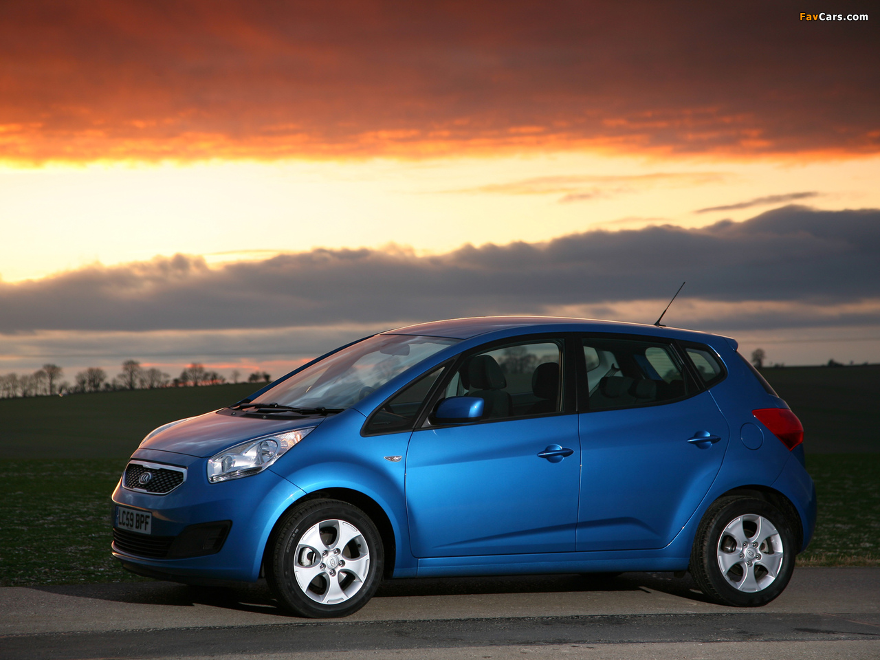 Kia Venga UK-spec 2009 images (1280 x 960)