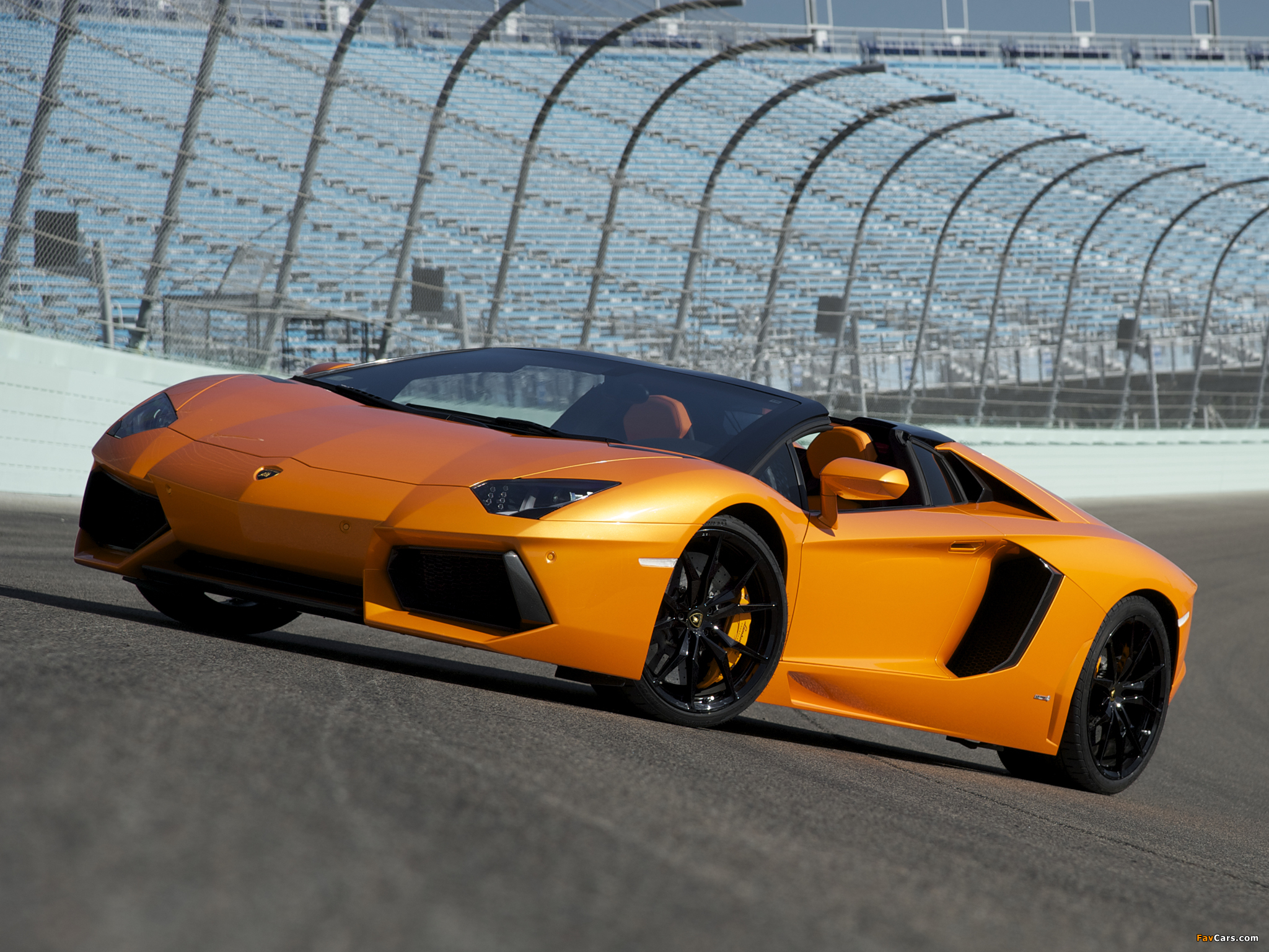 Images of Lamborghini Aventador LP 700-4 Roadster (LB834) 2013 (2048 x 1536)