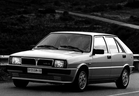 Pictures of Lancia Delta Turbo DS (831) 1986–91
