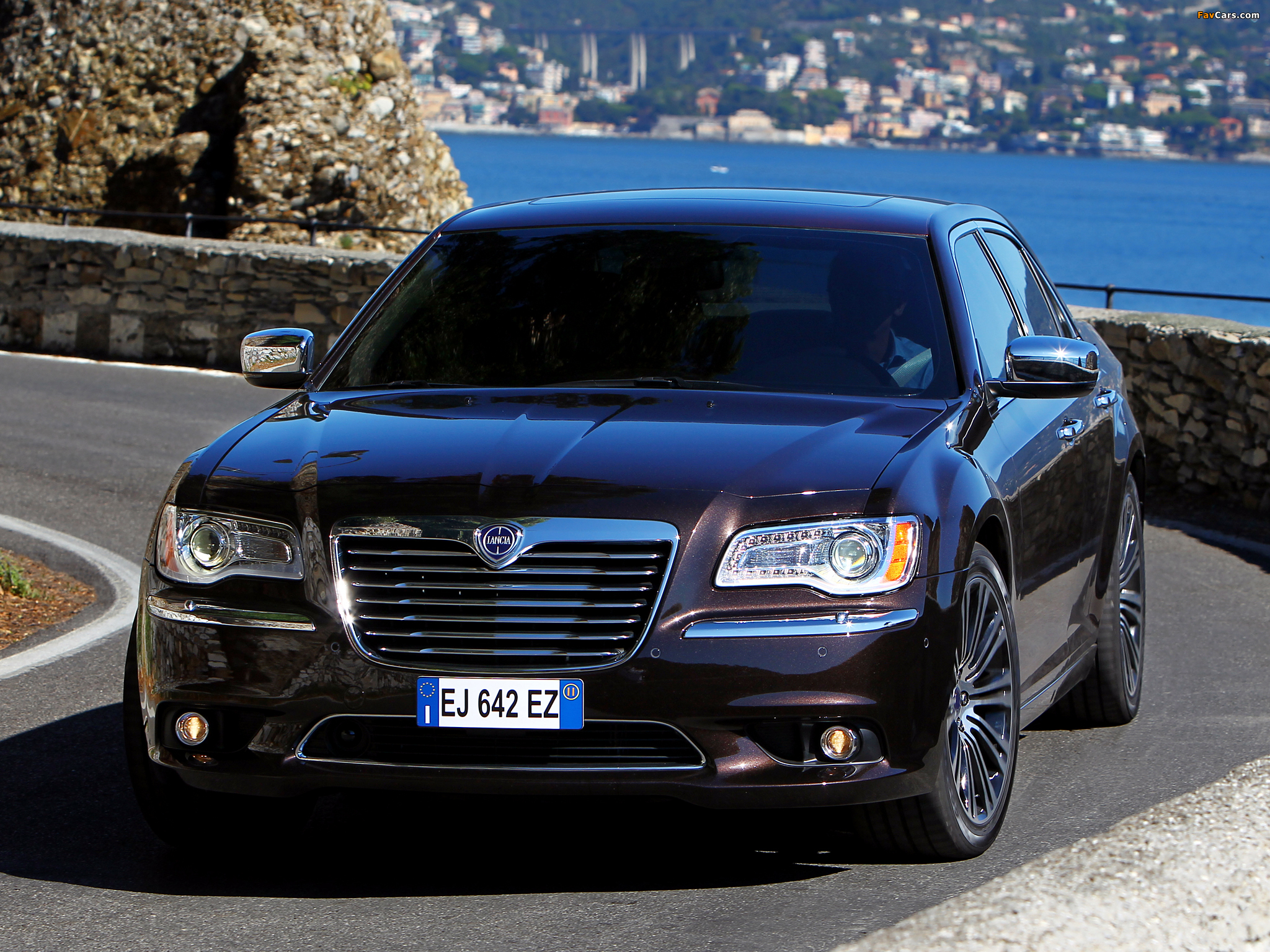 Lancia Thema 2011 pictures (2048 x 1536)