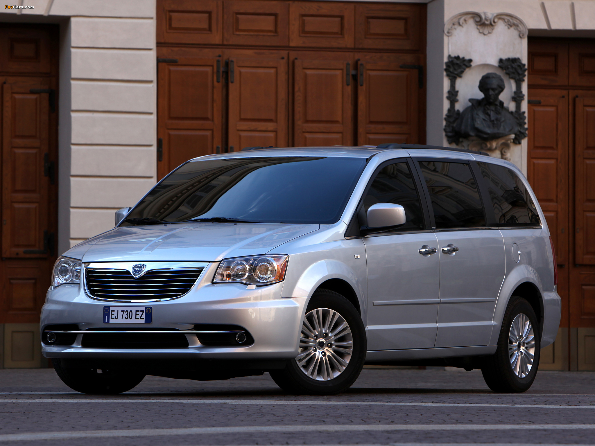 Pictures of Lancia Voyager 2011 (2048 x 1536)