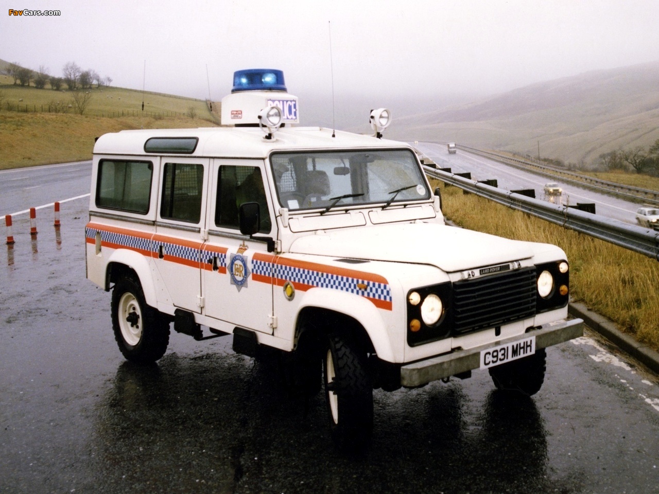 Land Rover 110 County V8 Police 1983–90 wallpapers (1280 x 960)