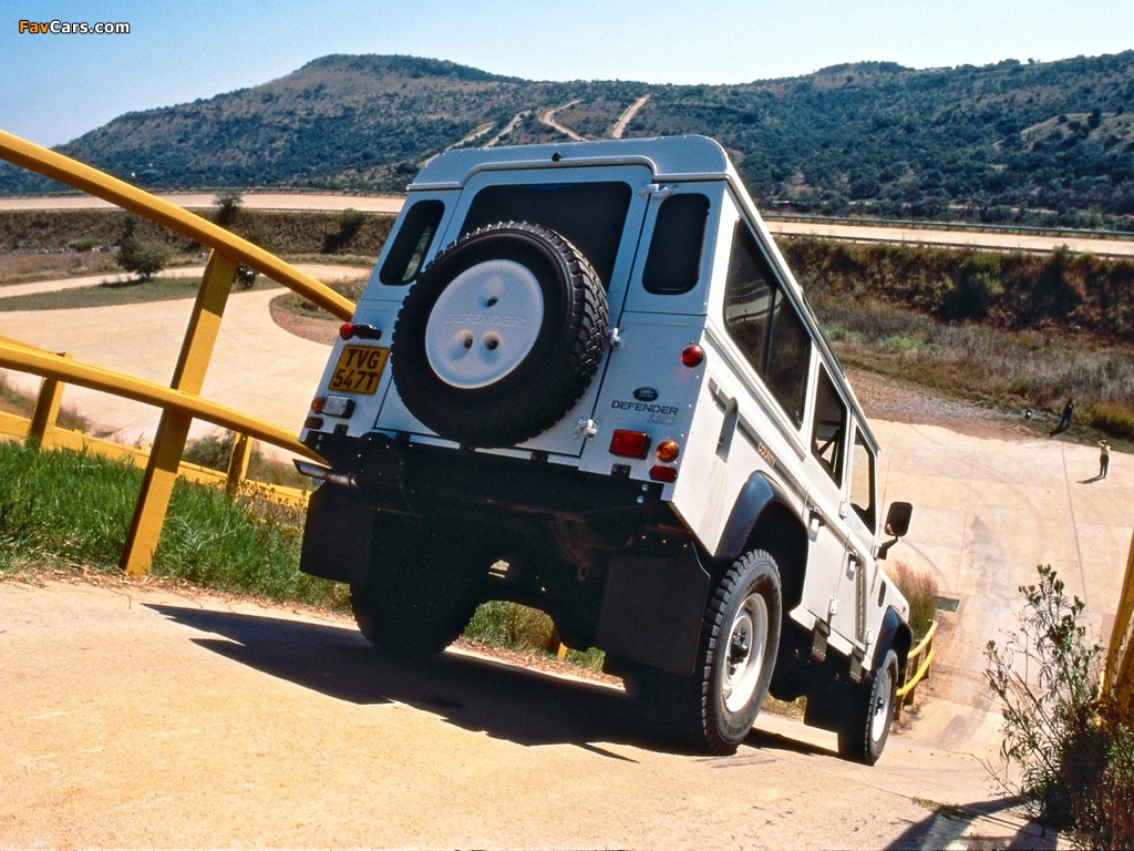 Images of Land Rover Defender 110 Station Wagon ZA-spec 1990–2007 (1024 x 768)