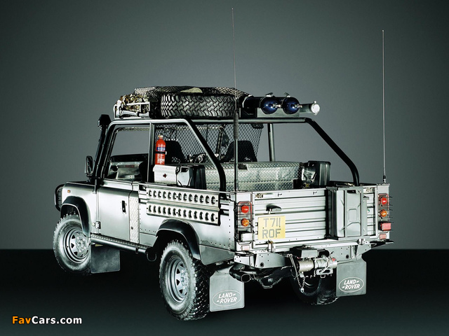 Images of Land Rover Defender 90 Tomb Raider 2001 (640 x 480)