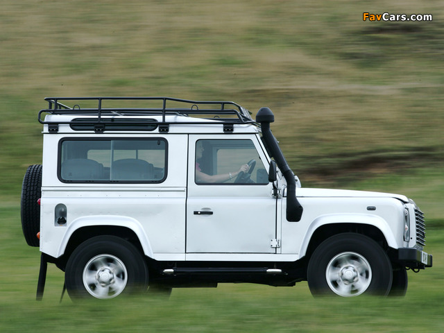 Images of Land Rover Defender 90 Station Wagon 1990–2007 (640 x 480)