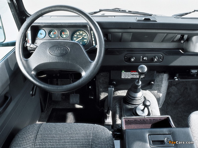 Land Rover Defender 110 Station Wagon 1990–2007 photos (800 x 600)